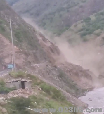 泸亚线铁桥到俄亚大村方向一公里处严重塌方